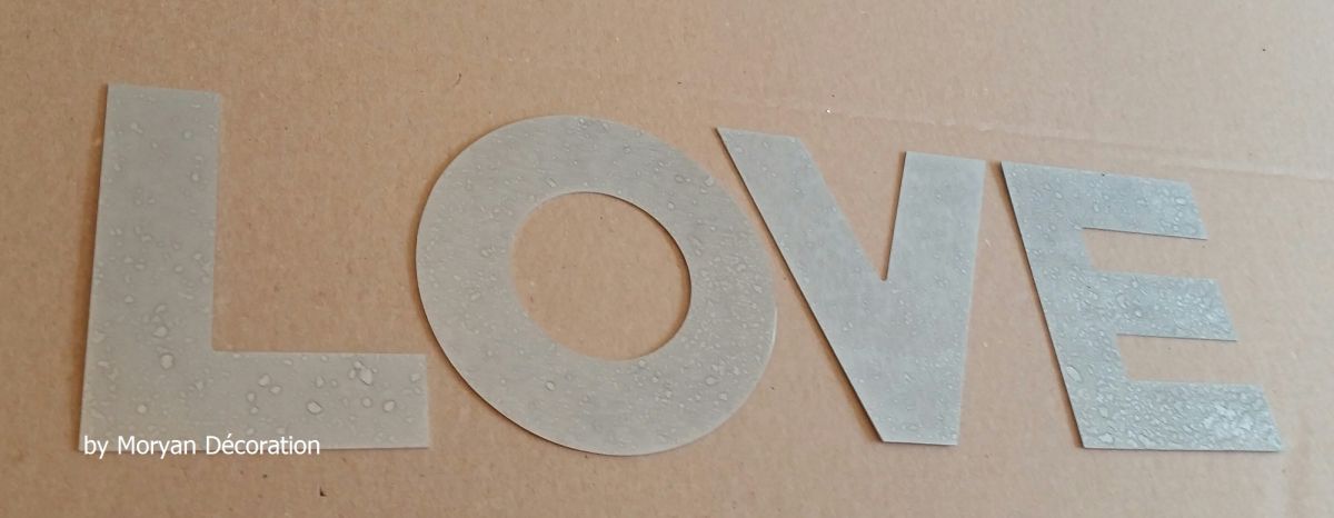 Letra decorativa de zinc LOVE 30 cm